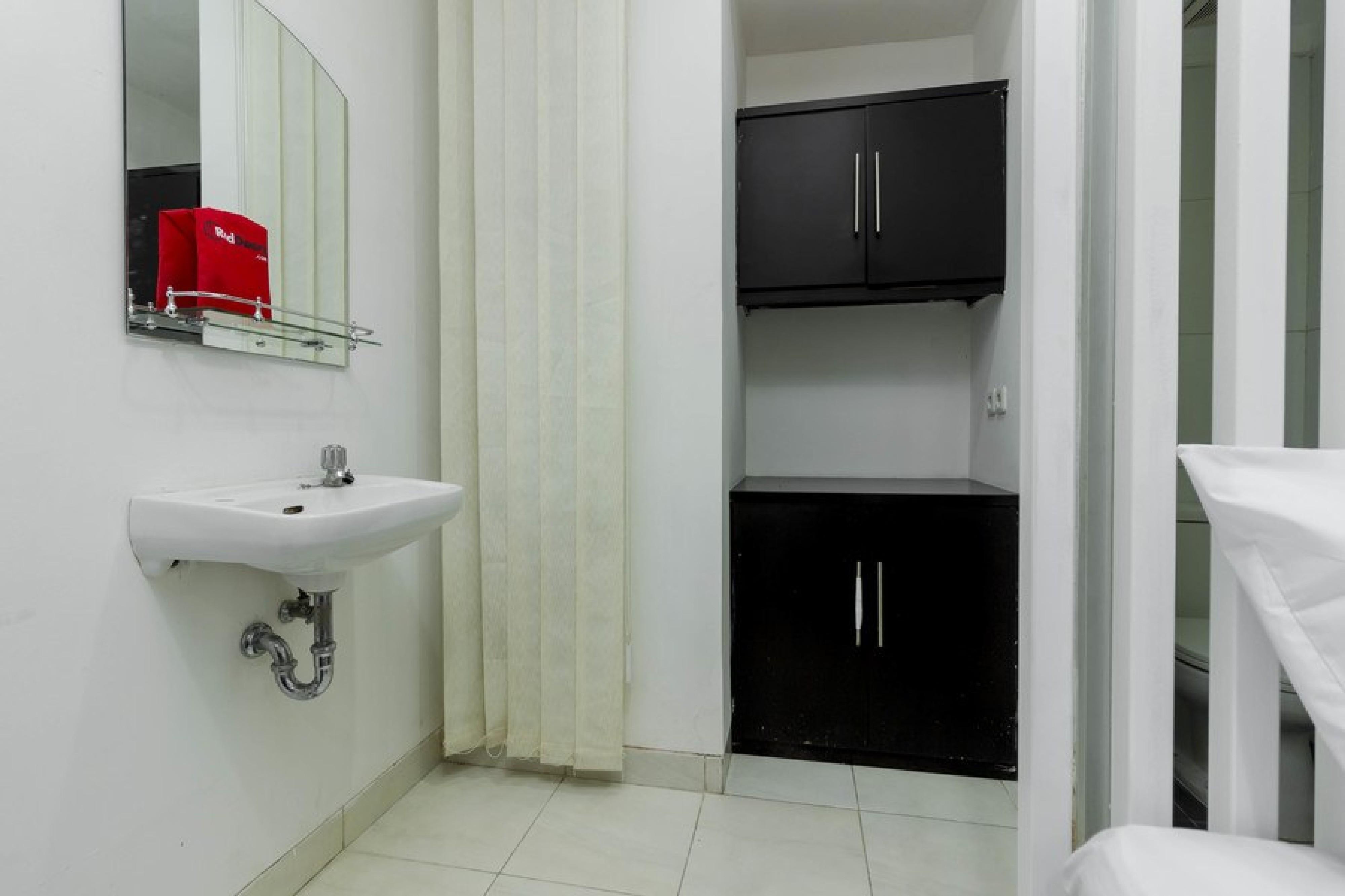 Reddoorz Plus @ Pasar Baru Jakarta Exterior photo